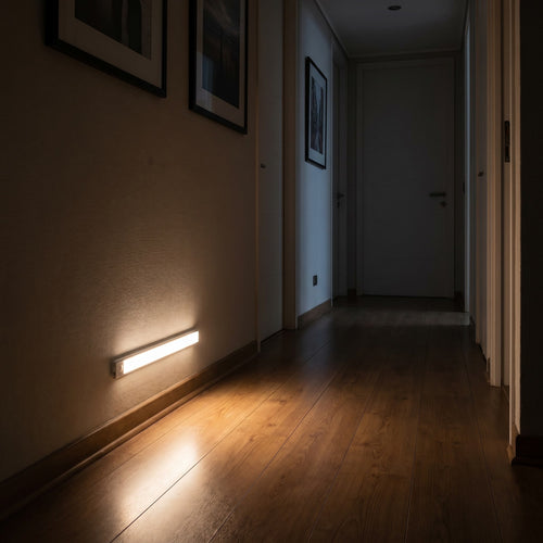 Luz Halo iluminando un pasillo de noche